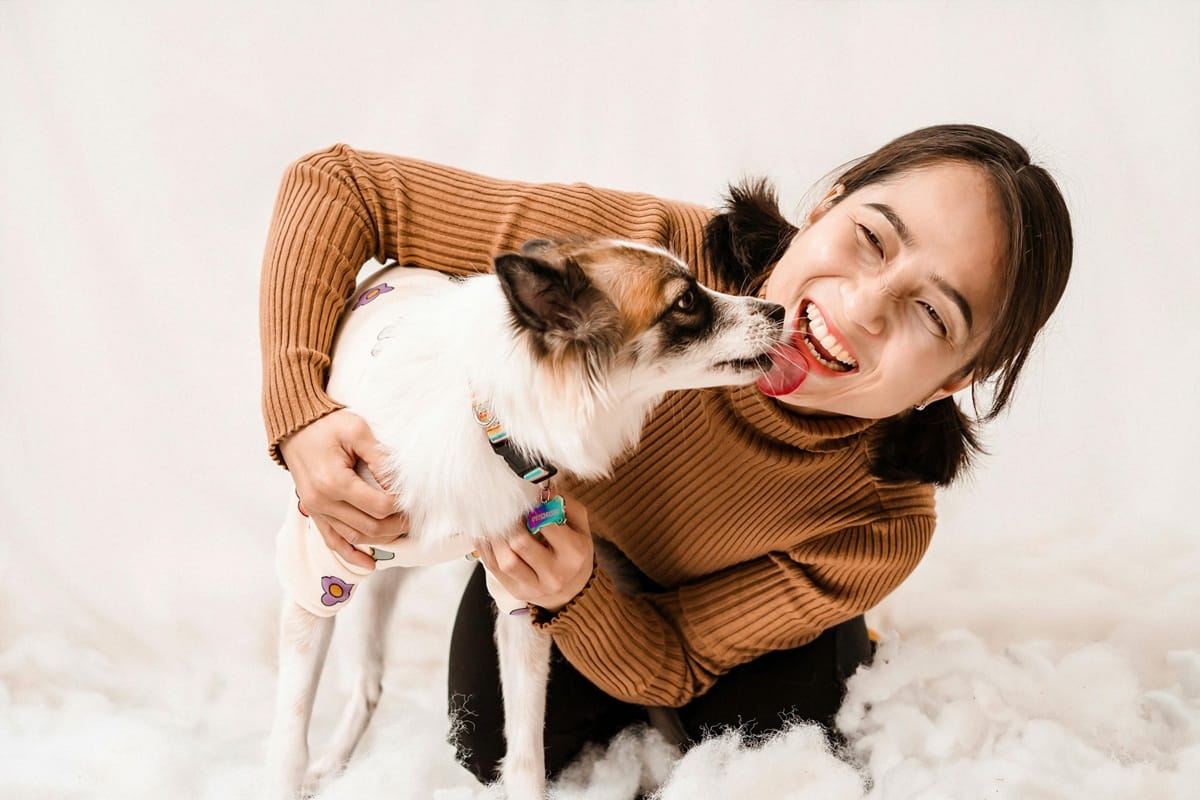 Passeios e brincadeiras com cachorros incentivam a prática regular de atividade física (Pexels)