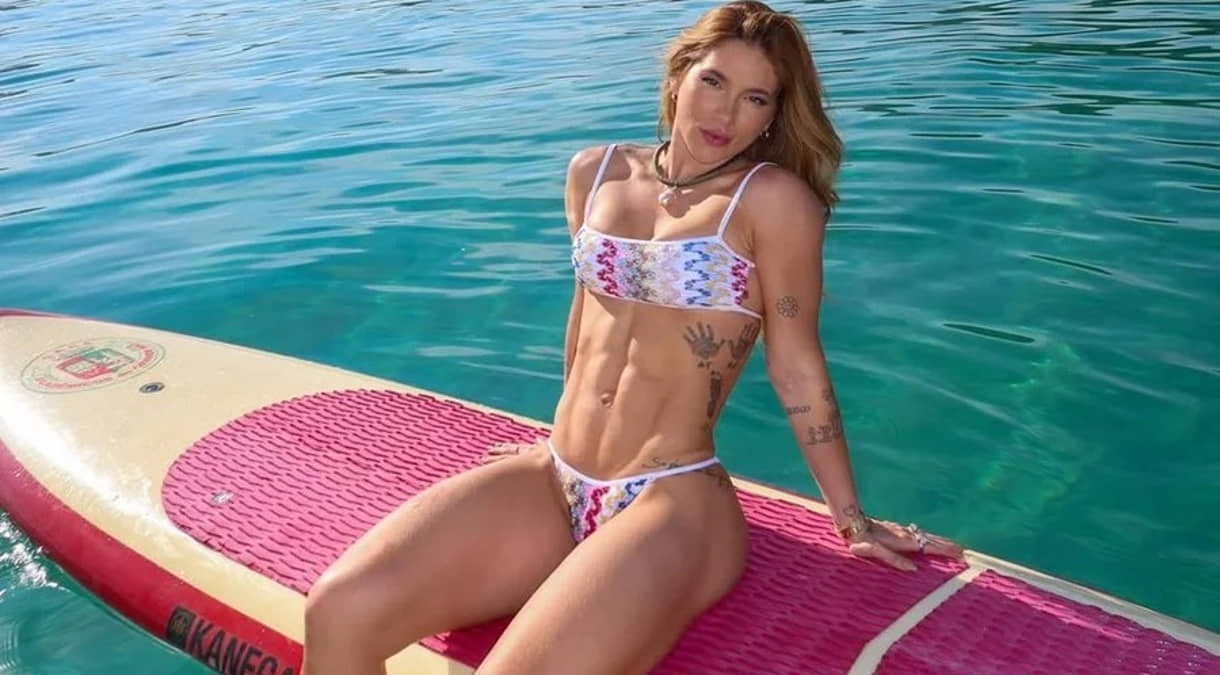 A influenciadora Virginia Fonseca mostra seu abdômen definido após procedimento de 130 mil reais