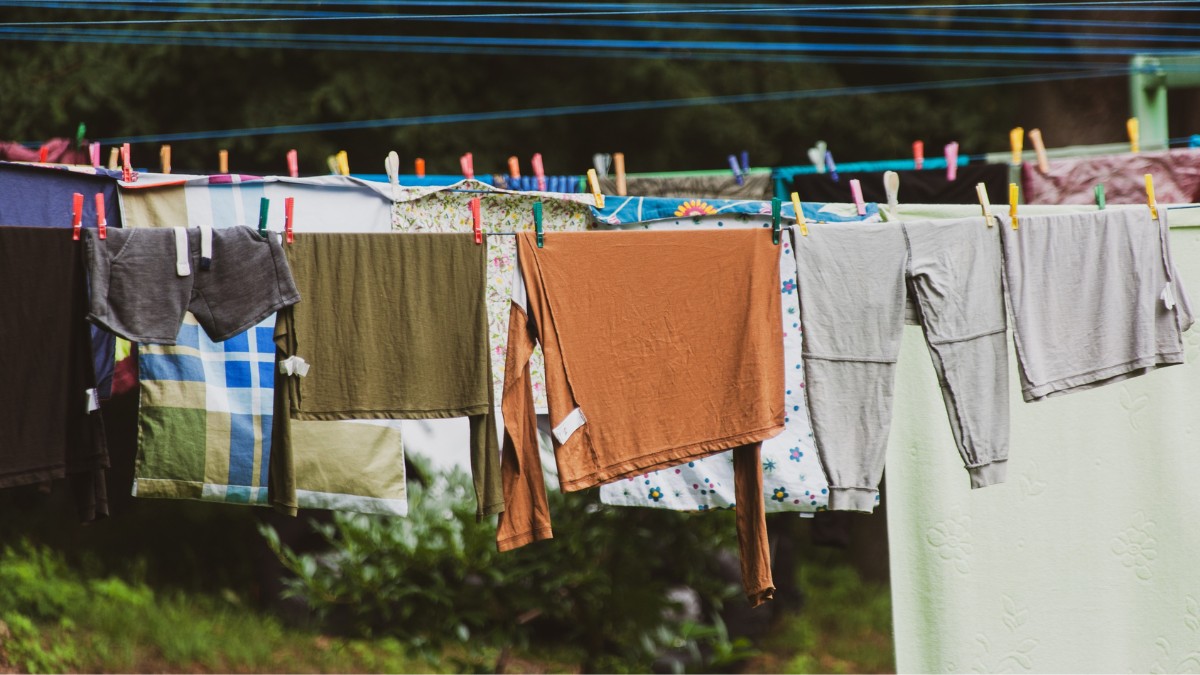 Em dias úmidos, estender as roupas bem separadas acelera a secagem / Pixabay