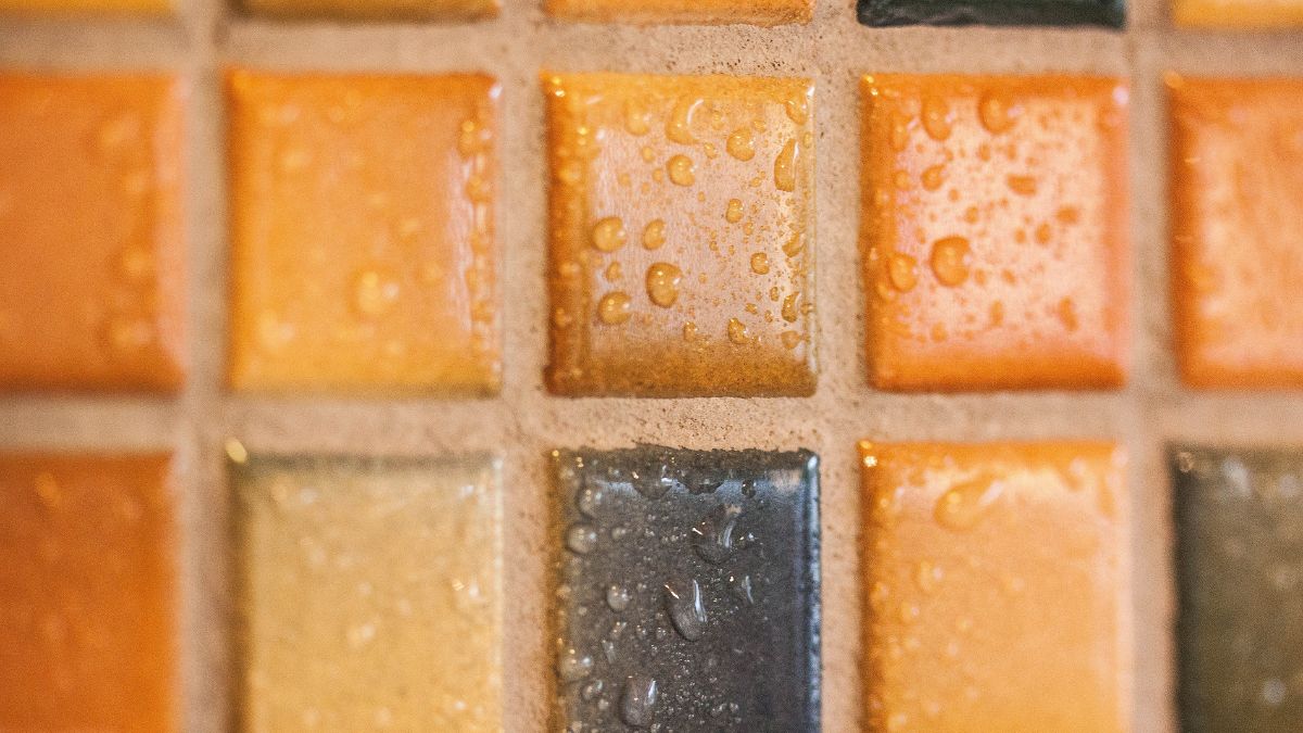 Produtos muito fortes podem até limpar rápido, mas comprometem a durabilidade do rejunte / Pixabay