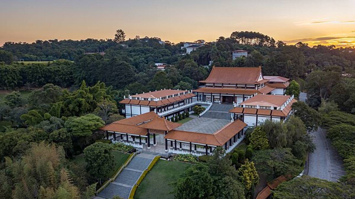 Arquitetura oriental e jardins abertos transformam o passeio em experiência de contemplação