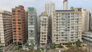 Sem tecnologia para alcançar as rochas profundas, os prédios eram apoiados sobre uma camada de argila mole, que cede sob o peso das estruturas