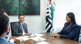 Gracyanne assinou a ficha de filiação ao lado de medalhões da legenda, como o presidente nacional Marcos Pereira e o líder estadual Luís Carlos Gomes.