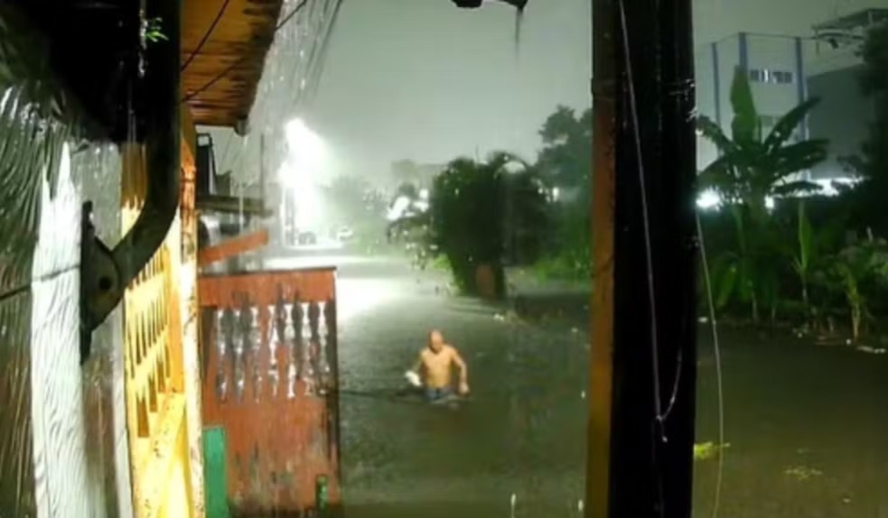 De acordo com a Defesa Civil, o acumulado chegou a 80,6 milímetros em 24 horas no município, volume suficiente para provocar novos pontos de alagamento e deixar vias intransitáveis