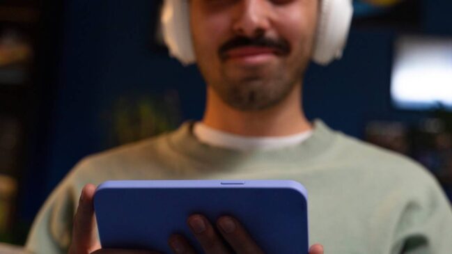 Especialistas explicam os riscos cognitivos de usar a velocidade 2x em plataformas como YouTube e WhatsApp