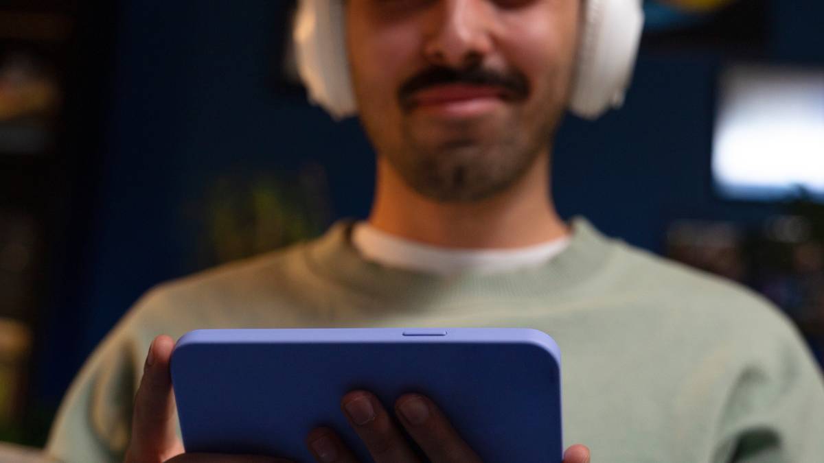 Especialistas explicam os riscos cognitivos de usar a velocidade 2x em plataformas como YouTube e WhatsApp