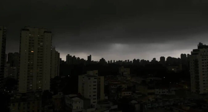 Temporal se formando em SP por causa da ação do ZCAS