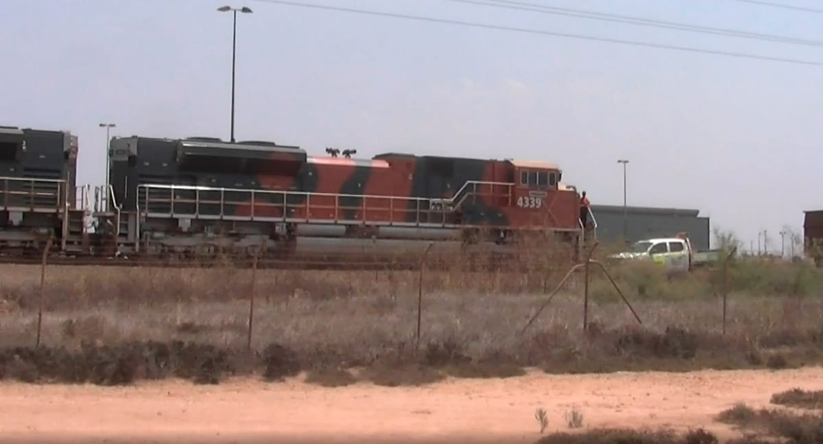 Era uma máquina tão colossal que exigia oito locomotivas para se mover