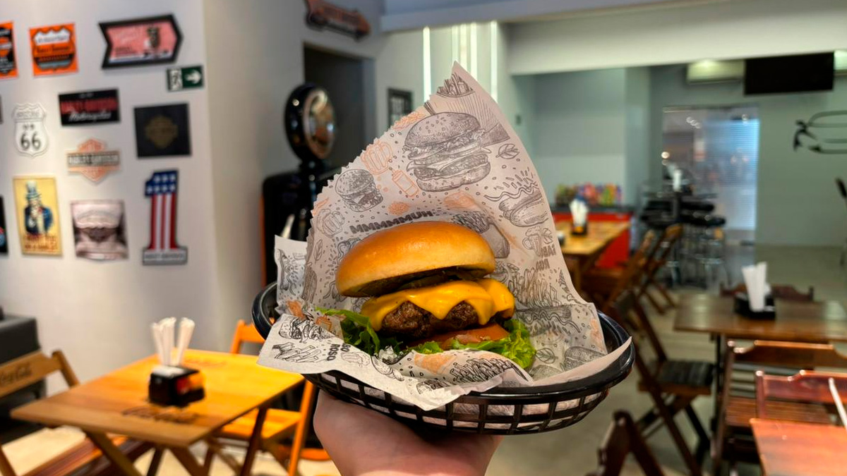 Quem procura uma hamburgueria costuma pensar em jantares e finais de semana.