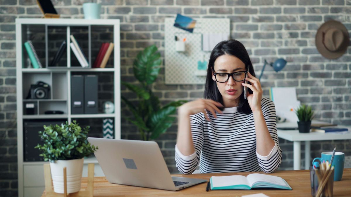 Apesar de possíveis relações, a Associação Italiana de Pesquisa sobre o Câncer (AIRC) reforça que não há provas conclusivas que liguem o uso do celular ao desenvolvimento de tumores cerebrais. Unsplash/Vitaly Gariev