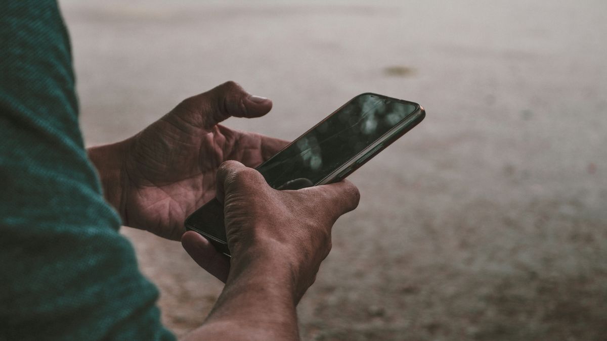 A Agência Internacional de Pesquisa sobre o Câncer (IARC) classifica campos de radiofrequência como "possivelmente cancerígenos" (categoria 2B), com evidências limitadas. Unsplash/Kamal Uddin