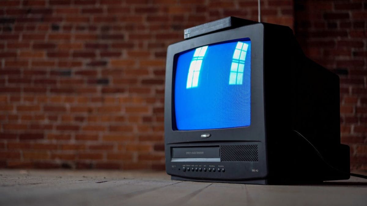 As televisões de tubo possuem saídas AV, que permitem a conexão do aparelho conversor, que custa na faixa dos R$ 40 (Zachary Vessels/Pexels)