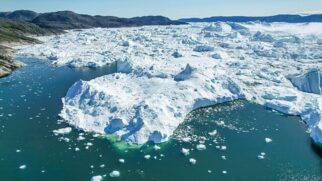 A maior ilha do mundo enfrenta um processo acelerado de derretimento de gelo, fenômeno que altera sua estrutura geológica e pode impactar o equilíbrio climático global