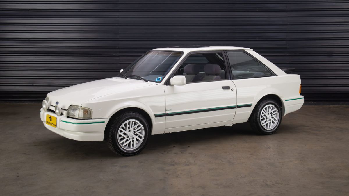 O Ford Escort XR3 Branco pertencente ao guitarrista Bento Hinoto, o modelo refletia um gosto mais voltado ao estilo clássico (Thegarage/Divulgação)