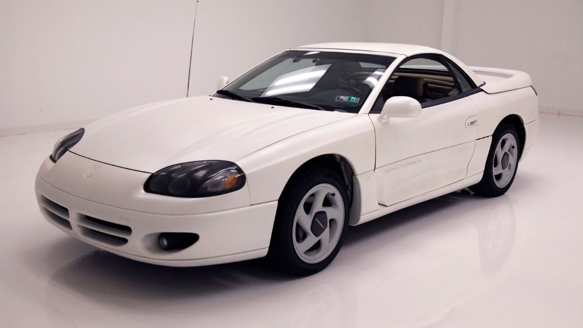 Ter uma Mitsubishi 3000GT Branco era o sonho do vocalista Dinho, que conseguiu comprar o modelo 10 dias antes do acidente (classicautomall/Divulgação)