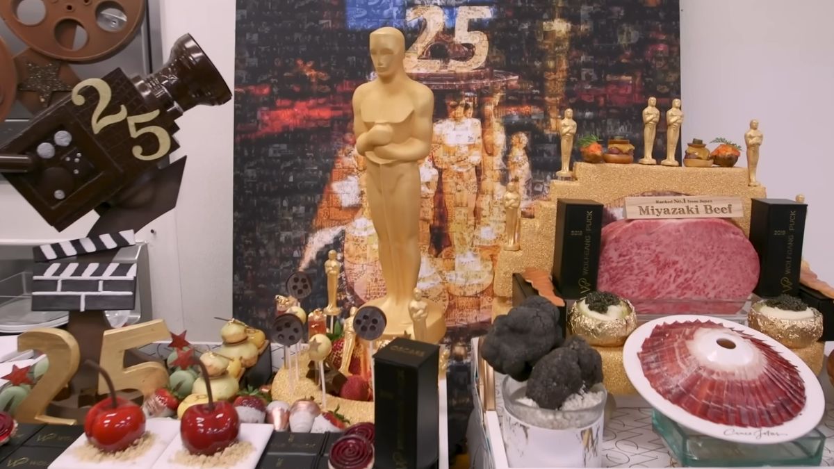 Por conta do alto número de pessoas influentes presentes na cerimônia, pratos que são favoritos de nomes como Meryl Streep, Emma Stone, Robert De Niro, Al Pacino e Brad Pitt jamais devem ser retirados do menu, para evitar qualquer 'saia justa' com o chef Puck (Eater/YouTube/Reprodução)
