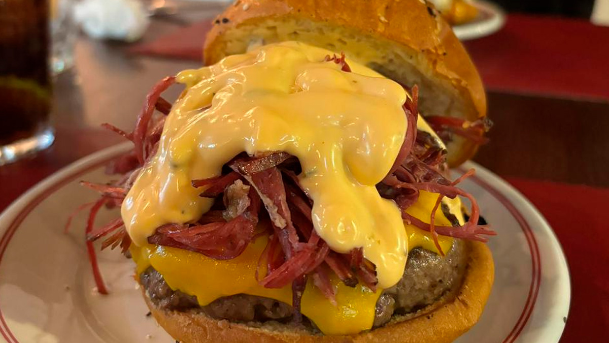 O grande destaque da noite será o pastrami produzido na própria casa.