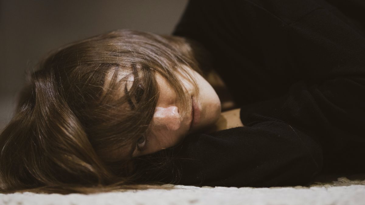 O uso excessivo de redes sociais pode intensificar a fadiga mental, ao manter o cérebro em constante estado de alerta e comparação social. Unsplash/engin akyurt