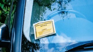 Durante uma abordagem de trânsito nos Estados Unidos, motoristas devem permanecer dentro do veículo, manter as mãos visíveis e aguardar as orientações das autoridades
