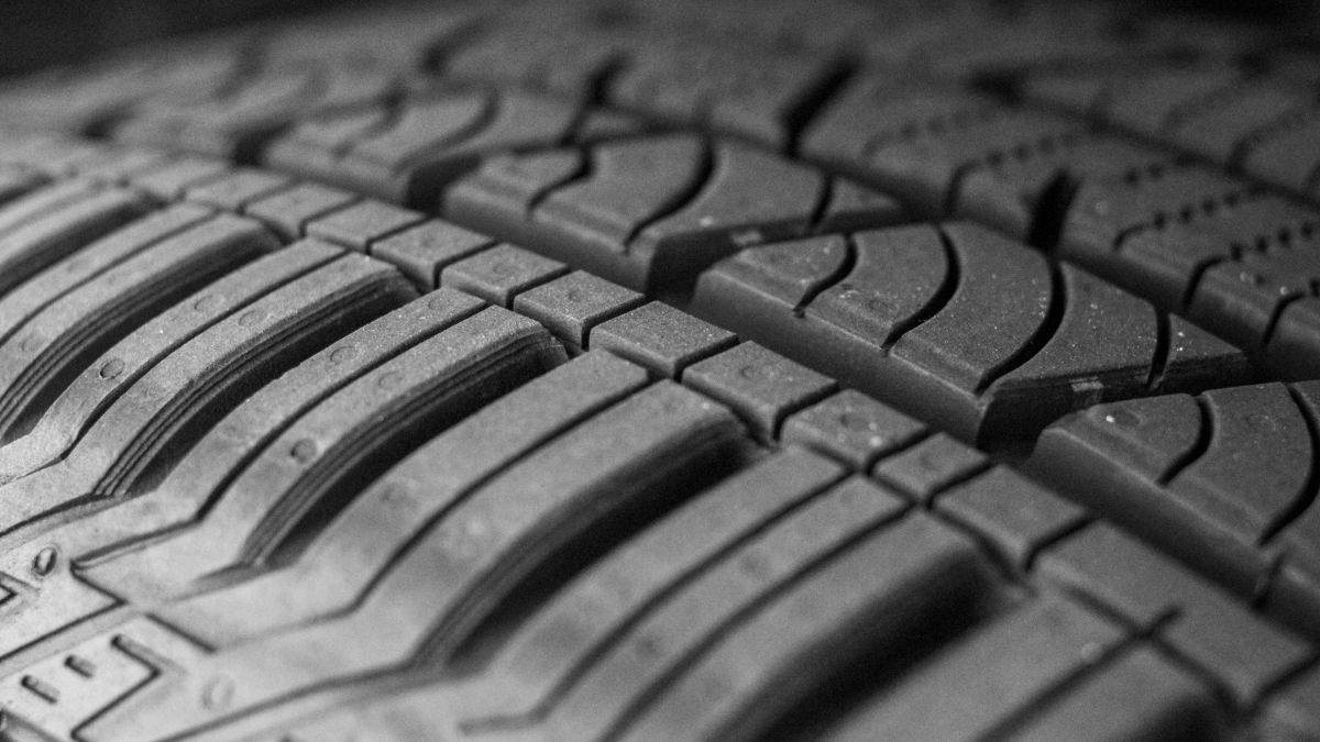 Após a mistura dos materiais, o pneu é montado com aço, nylon, tecidos e camadas de borracha até adquirir o formato final que garante estabilidade ao veículo. Unsplash/Yvette S