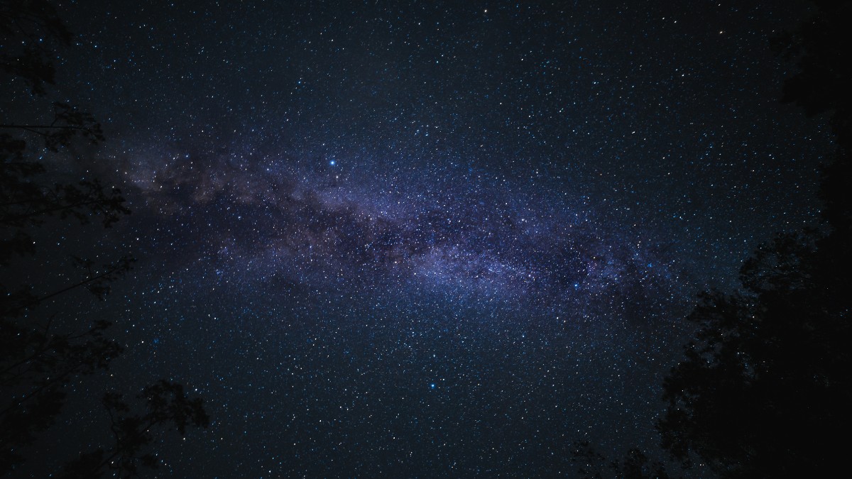 A galáxia onde vivemos gira lentamente no espaço há bilhões de anos / Pixabay