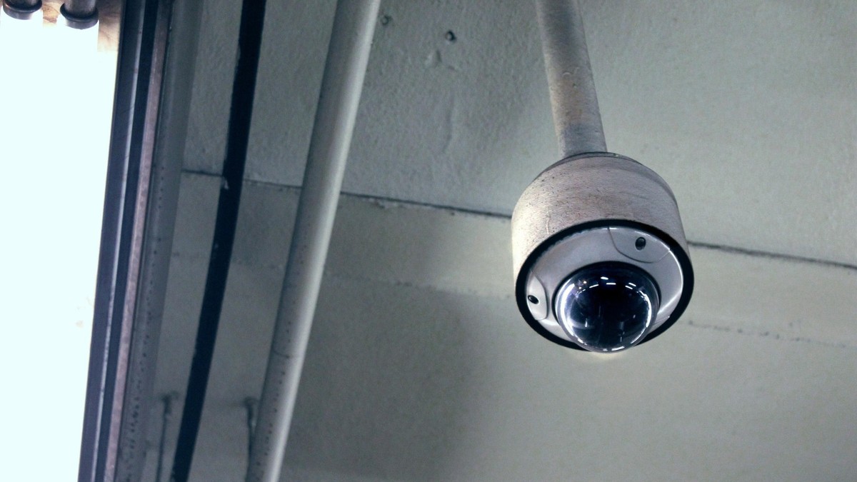 Registro de imagens no corredor do prédio pode levar moradores à Justiça / Pixabay