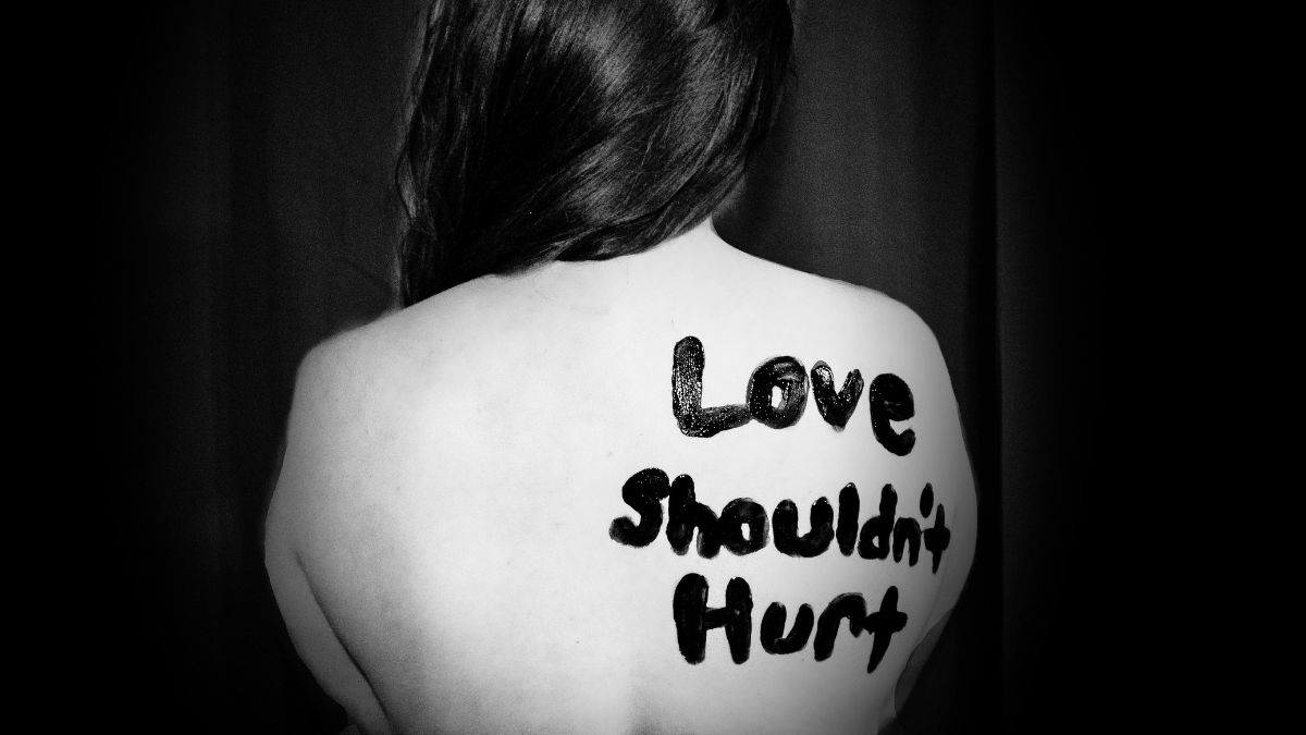 Canais de denúncia como o 180 e o 190 são fundamentais para que vítimas ou testemunhas relatem casos de violência e busquem proteção. Unsplash/Sydney Latham