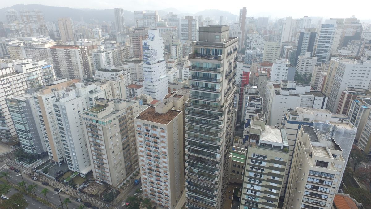 Em Santos, grande parte da população mora em apartamentos, enquanto uma minoria reside em casas