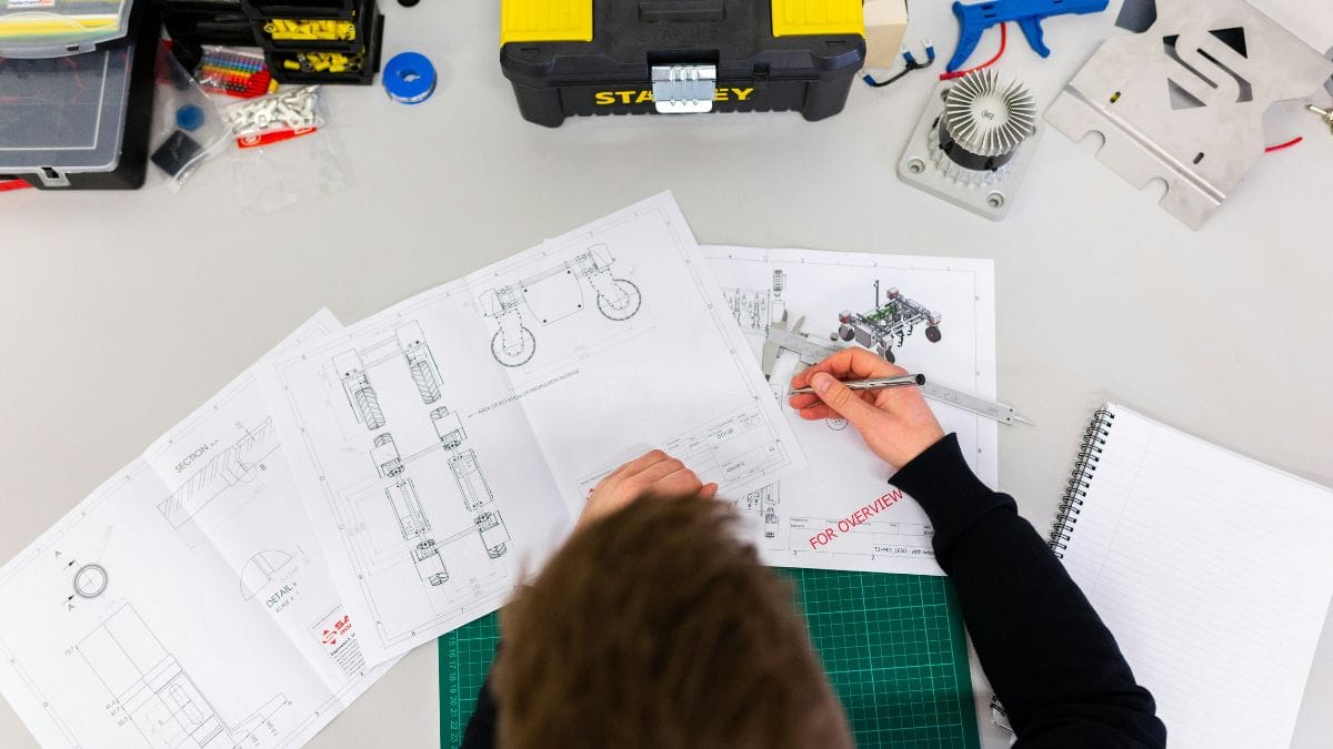 Segundo especialistas, o problema não está na formação dos profissionais, mas na falta de investimentos em ciência, tecnologia e no setor industrial brasileiro. Unsplash/ThisisEngineering
