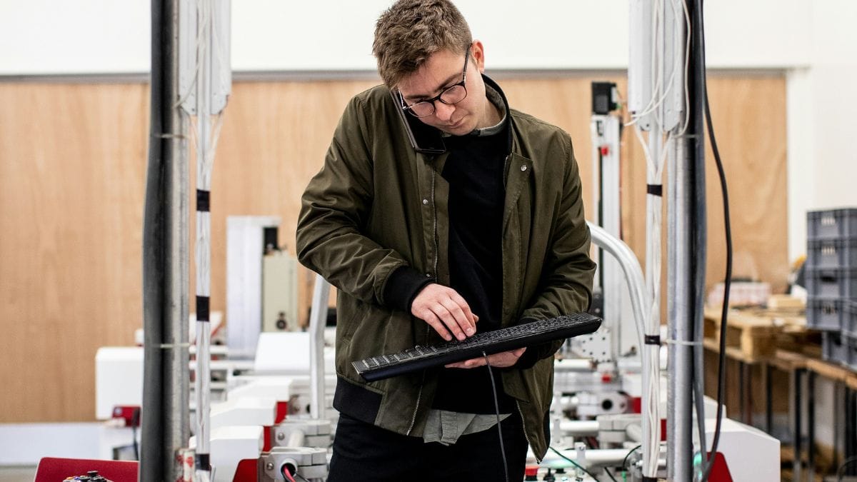 O processo de desindustrialização no país tem reduzido oportunidades no mercado de trabalho e enfraquecido polos industriais históricos, como o de Cubatão. Unsplash/ThisisEngineering