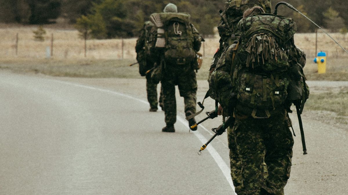 Militares participam de simulações que integram diferentes plataformas aéreas, terrestres e digitais para ampliar a capacidade de resposta da Força Aérea Brasileira. Unsplash/Niamat Ullah