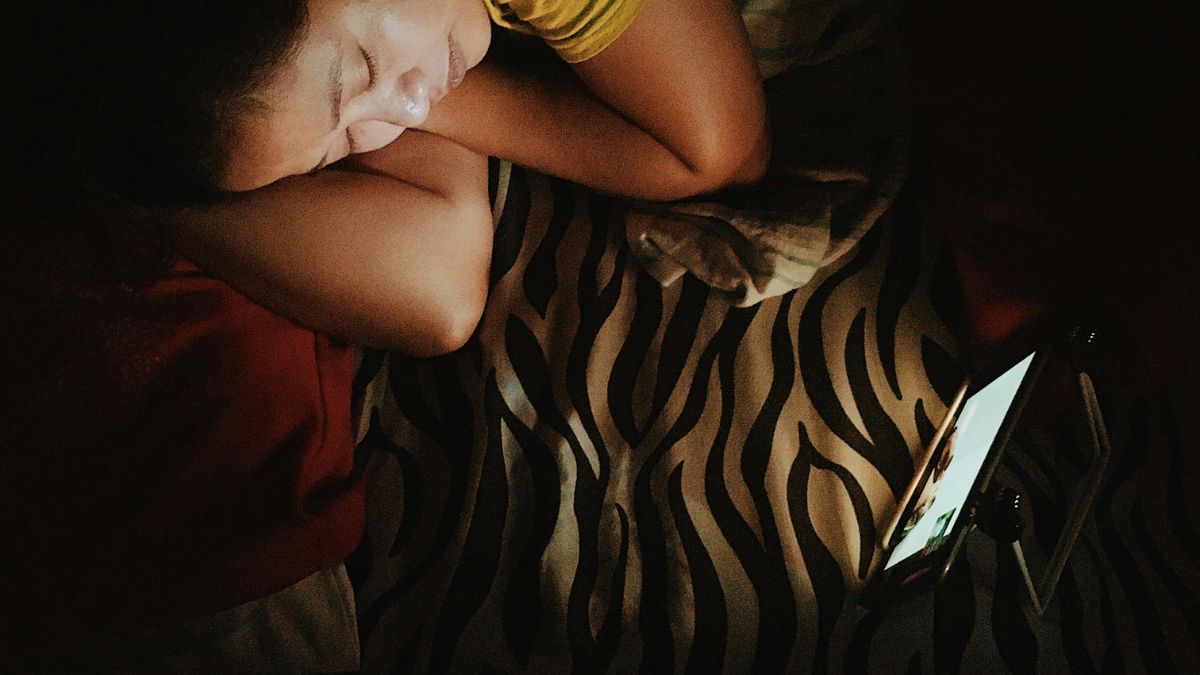 Dormir mal impacta diretamente o dia seguinte: cansaço, irritabilidade, queda de produtividade e dificuldade de concentração estão entre os efeitos mais comuns. Unsplash/ethan