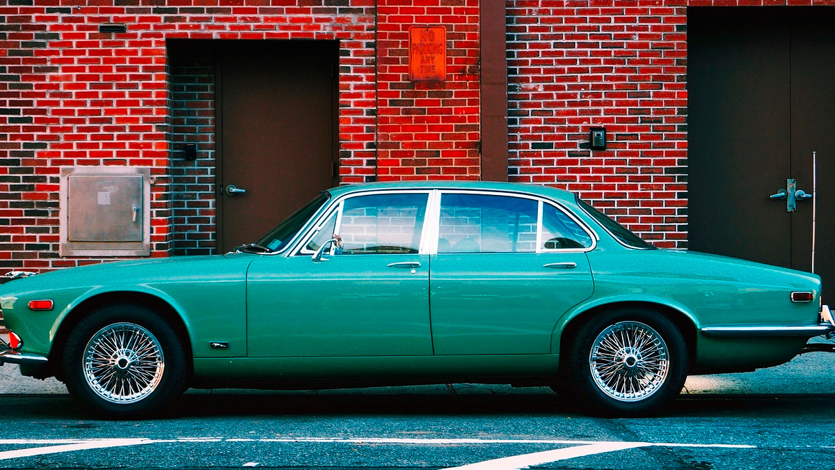 A cena é comum em muitas ruas residenciais: o morador deixa o carro estacionado bem em frente ao próprio portão,
