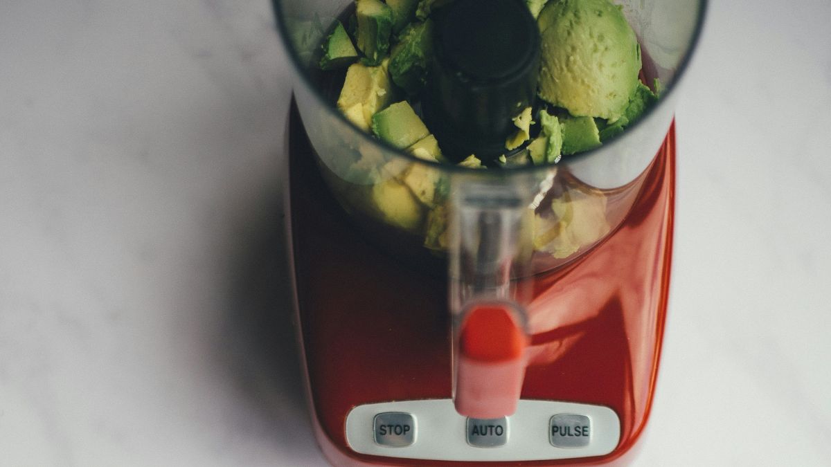 Carnes congeladas em blocos, grãos crus e castanhas muito duras podem sobrecarregar o motor do liquidificador e desgastar as lâminas, quando processados sem líquido suficiente. Unsplash/Annie Spratt
