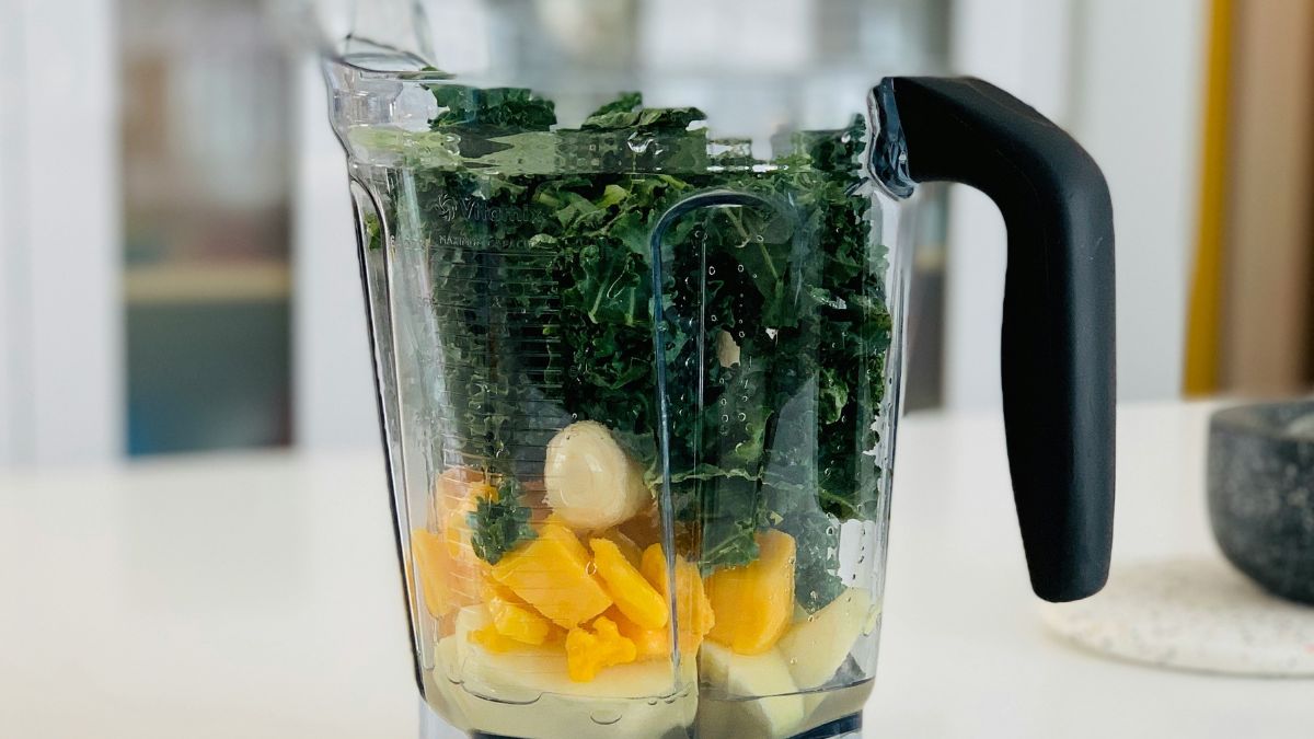 Líquidos muito quentes, como sopas recém-fervidas, podem gerar vapor pressurizado dentro do copo do liquidificador e aumentar o risco de respingos e queimaduras. Unsplash/Andrea Niosi