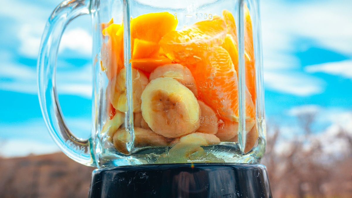 Caroços grandes de frutas e ossos podem travar as lâminas e até trincar o copo do liquidificador, comprometendo o funcionamento do aparelho. Unsplash/Jake Weirick