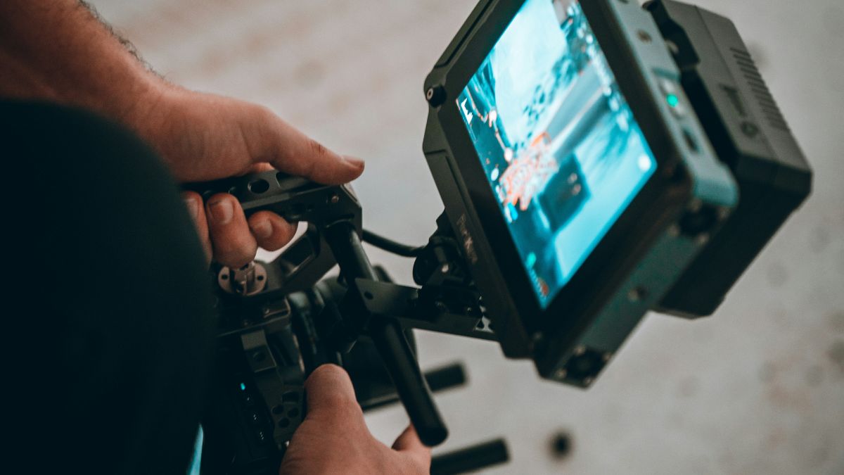 A sucessão de logomarcas na abertura de filmes brasileiros reflete a complexa rede de financiadores públicos e privados que viabiliza a produção cinematográfica no país. Unsplash/Brock Wegner