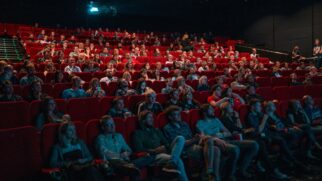 Sem grandes estúdios que bancam integralmente as produções, o cinema brasileiro depende da combinação de diferentes fontes de financiamento para sair do papel