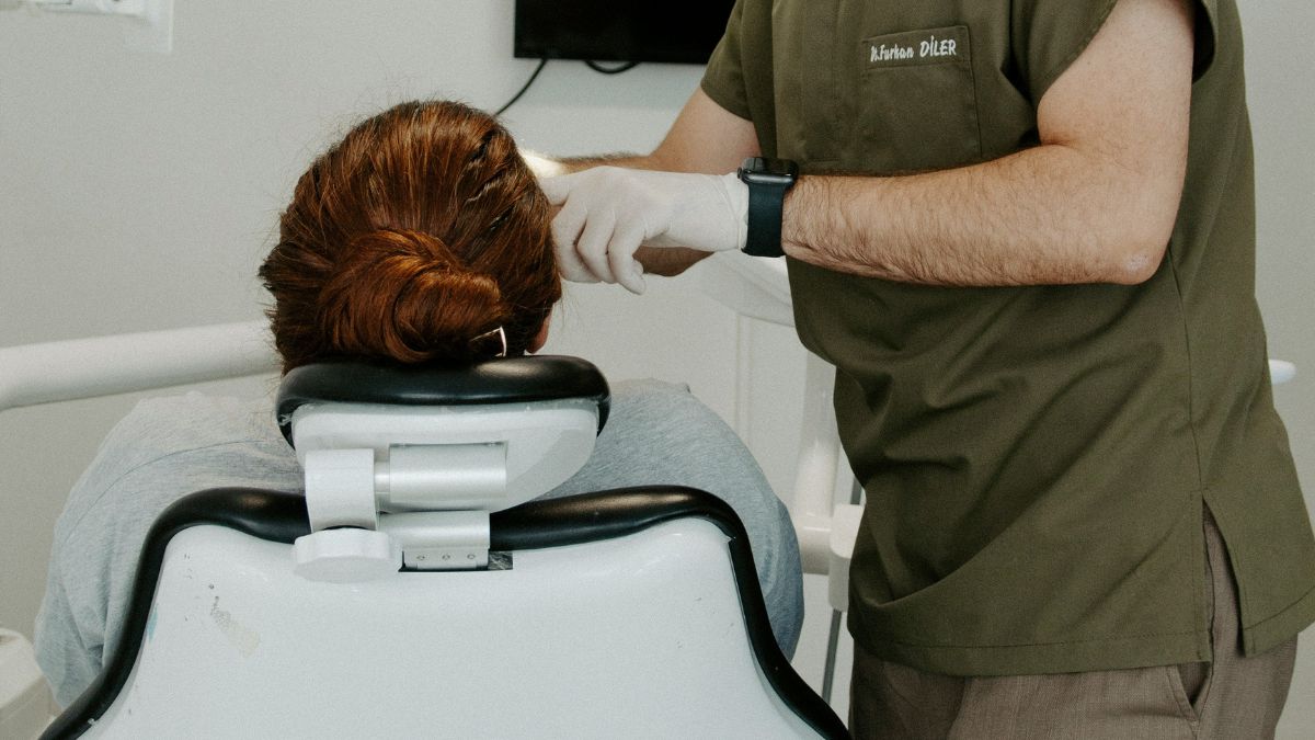 Hábitos como bruxismo, roer unhas e má higiene bucal podem contribuir para a recidiva ortodôntica, exigindo acompanhamento periódico com o dentista. Unsplash/Ozkan Guner
