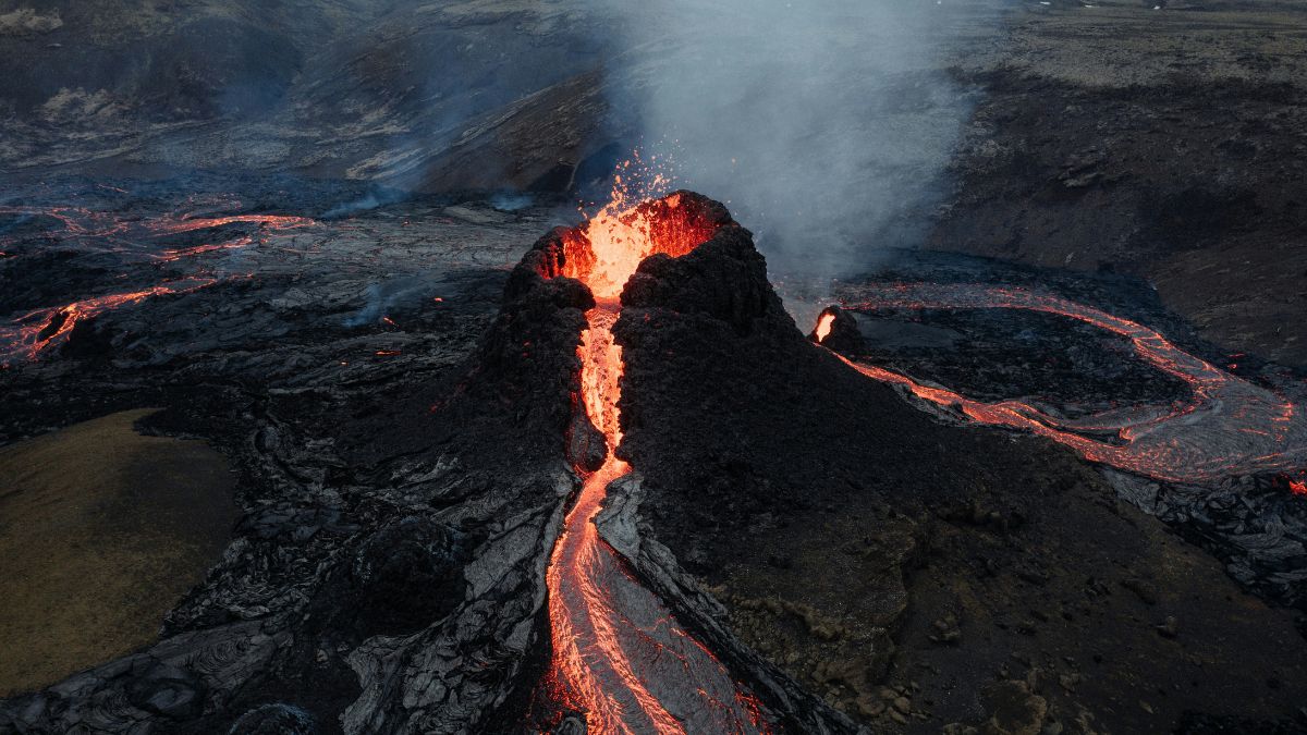 Na Itália, o Stromboli é conhecido por suas explosões regulares e previsíveis; esse comportamento faz do vulcão um exemplo de atividade vulcânica persistente no mundo. Unsplash/Ása Steinarsdóttir