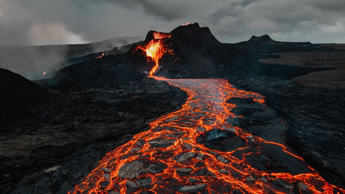 Vulcões dormentes passam longos períodos em silêncio, mas ainda possuem potencial para novas erupções. Unsplash/Tetiana GRY