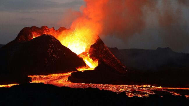 Vulcões classificados como ativos já entraram em erupção durante o Holoceno, indicando que ainda possuem magma circulando em seu sistema subterrâneo