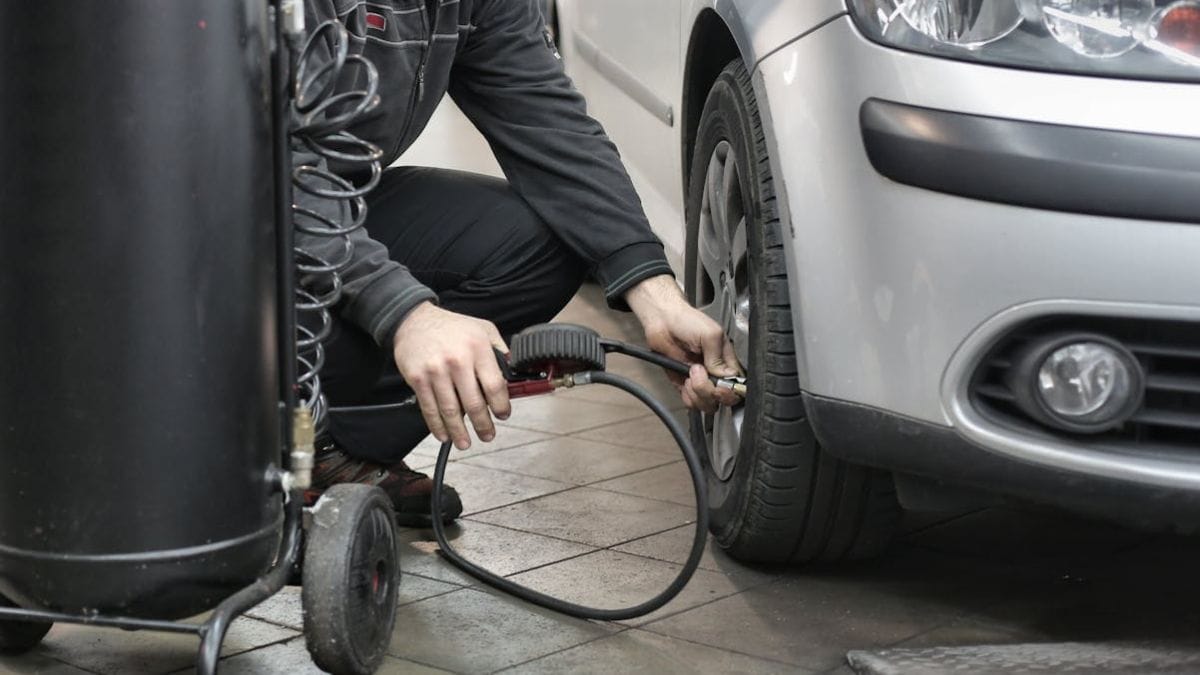 Os agentes de trânsito podem interpretar que a falta da tampinha no bico do pneu torna o equipamento ineficiente ou inoperante, utilizando esse enquadramento para autuar o motorista (Andrea Piacquadio/Pexels)