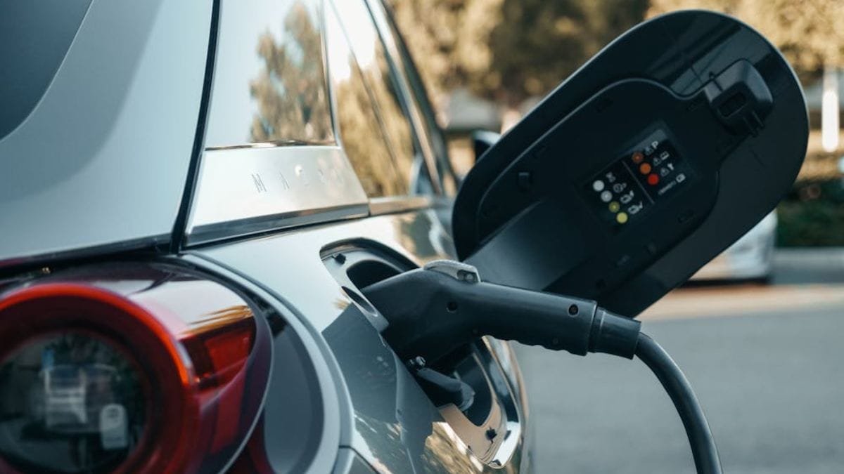 A marca chinesa BYD lançou um novo modelo de carregador para automóveis elétricos, descrito como o mais rápido do mundo, com 1.500 kW (Kindel Media/Pexels)
