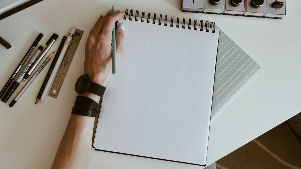 Durante o estudo, participantes realizaram o teste de nove pinos, utilizado para avaliar coordenação motora fina, agilidade manual e precisão visuo-motora. Unsplash/Kelly Sikkema