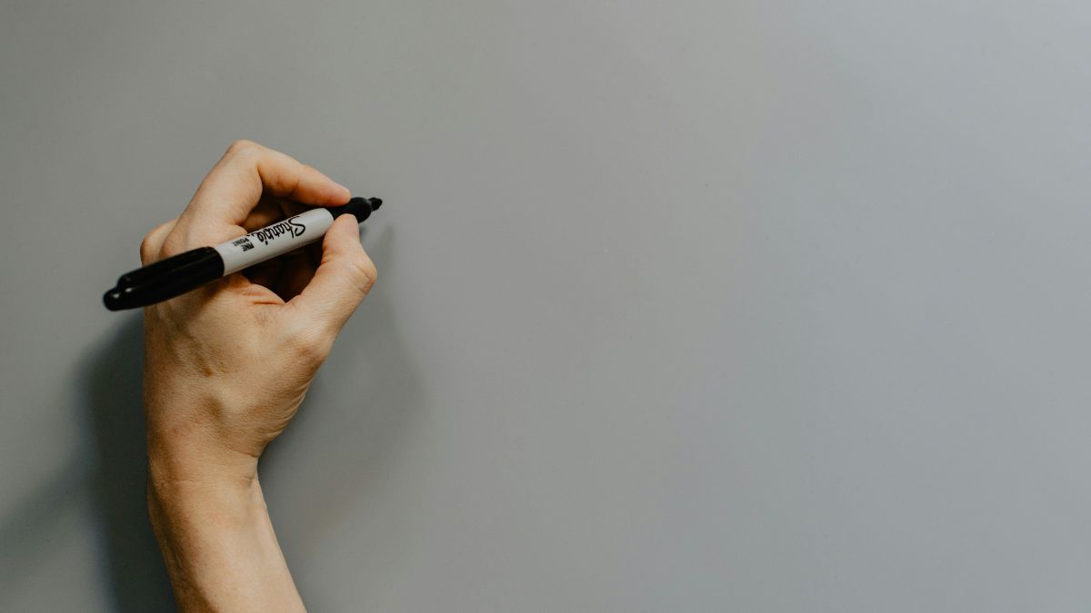Canhotos representam cerca de 10% da população mundial, mas estudos indicam que podem apresentar maior orientação à competitividade em comparação aos destros. Unsplash/Kelly Sikkema