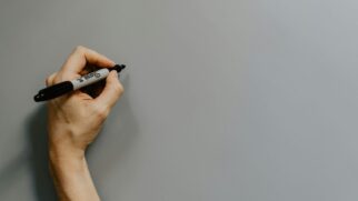 Canhotos representam cerca de 10% da população mundial, mas estudos indicam que podem apresentar maior orientação à competitividade em comparação aos destros
