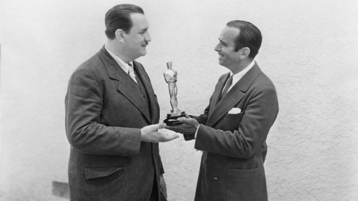 Joseph Farnham recebe o Oscar de melhor redação das mãos do então presidente da Academia, Douglas Fairbanks