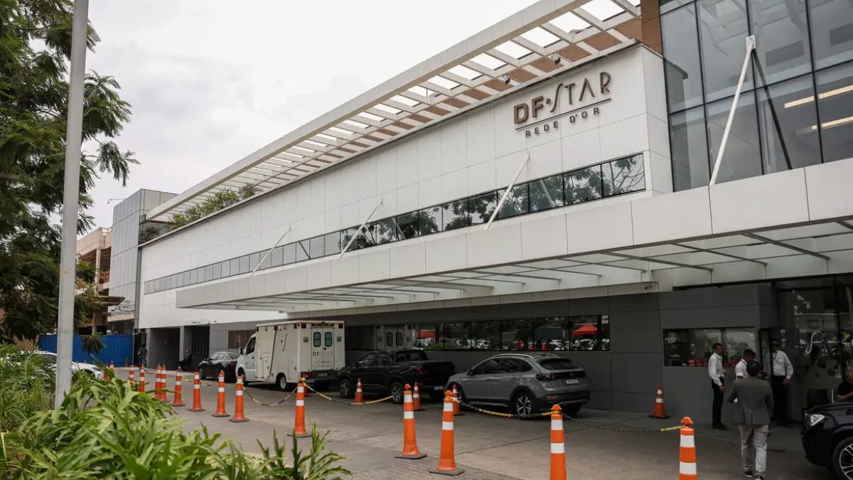 Atualmente, o ex-presidente está internado na UTI (Unidade de Terapia Intensiva) no Hospital DF Star, em Brasília