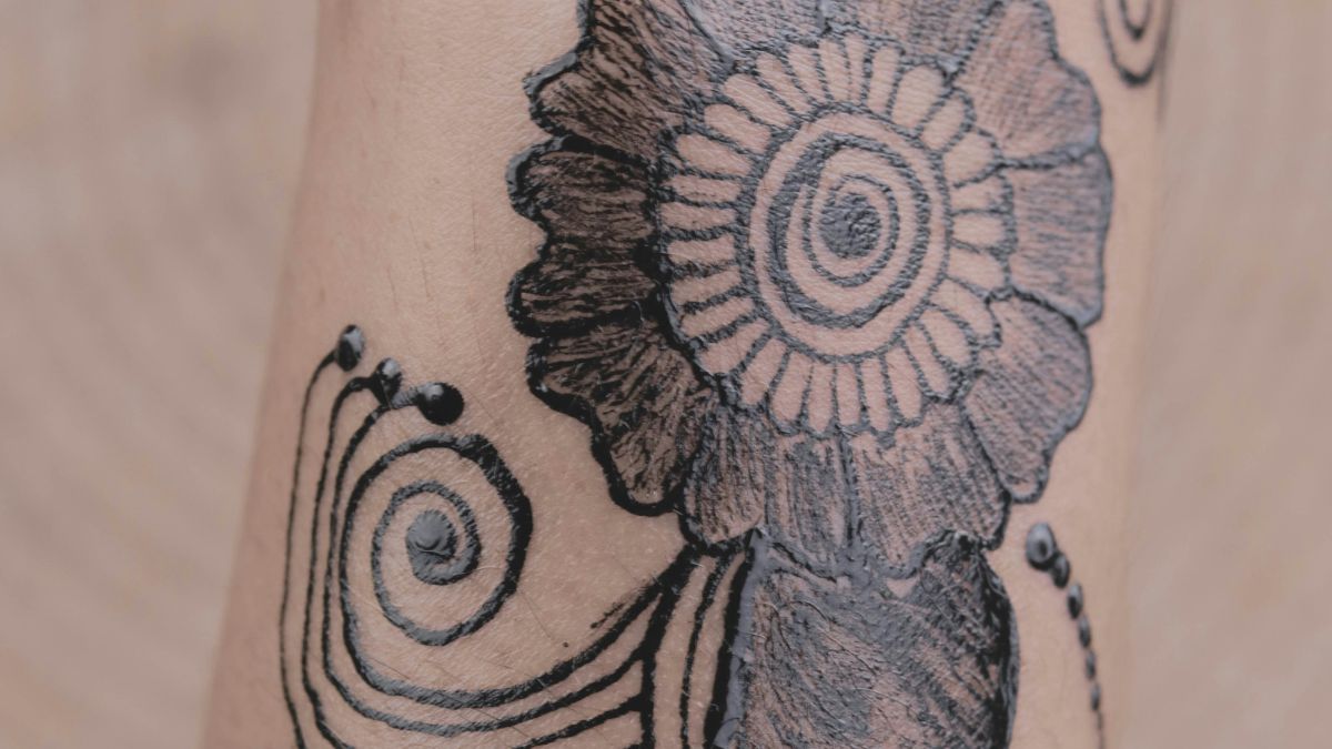 A mandala floral incorpora pétalas e elementos da natureza; o estilo costuma ser associado aos ciclos naturais, ao crescimento pessoal e à transformação interior. Unsplash/Mee Nee